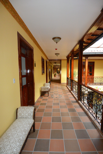 Public Area 3, La Basilica, Quito