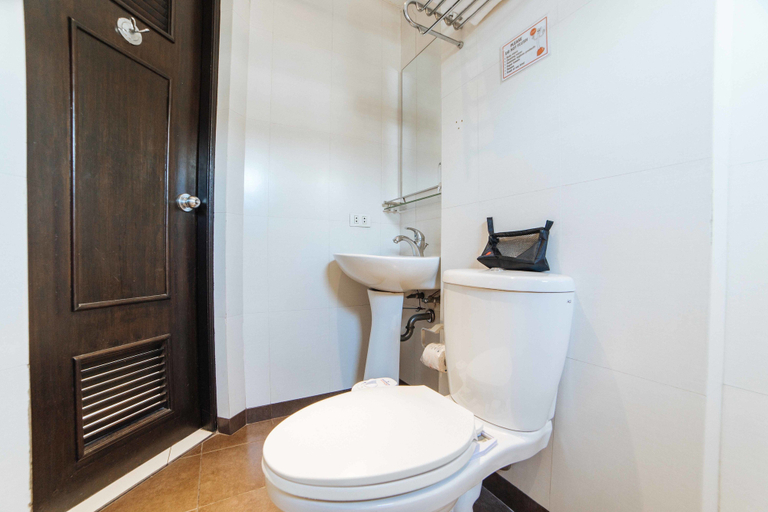 Bathroom 3, RedDoorz Plus near Naia Expressway, Pasay City