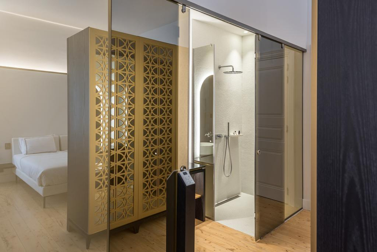 Bathroom 3, S Paul Hotel