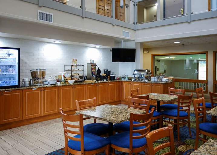 Food & Drinks 5, Country Inn & Suites by Radisson, Mishawaka, IN, Saint Joseph