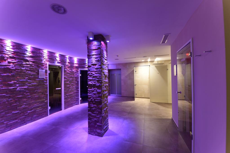 Public Area 2, Held, Schwaz