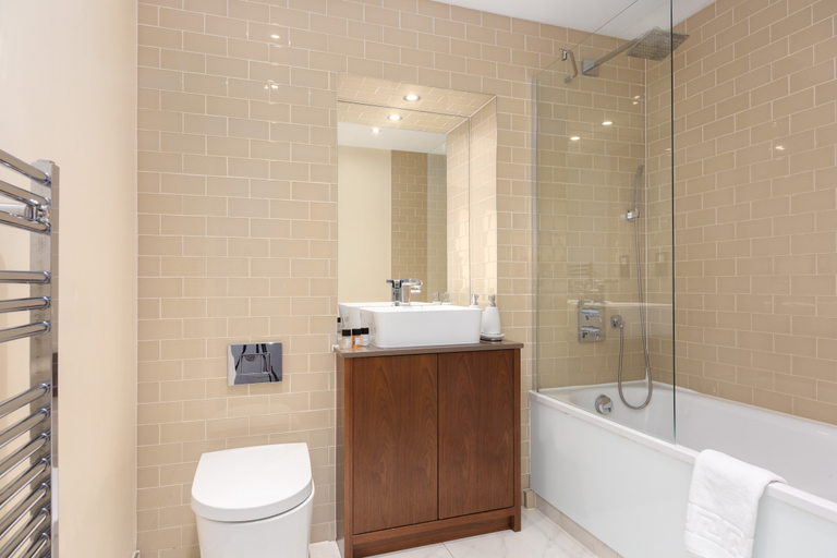 Bathroom 4, Lincoln Plaza One-Bedroom Apartments, London