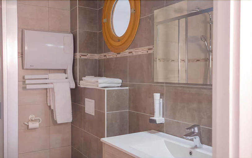Bathroom 3, Hôtel des Princes, Haute-Savoie