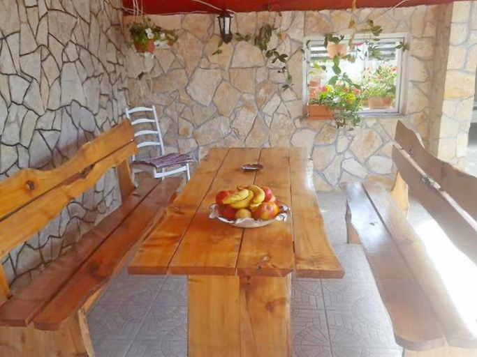 Public Area 3, House Jovica, Vrhovine