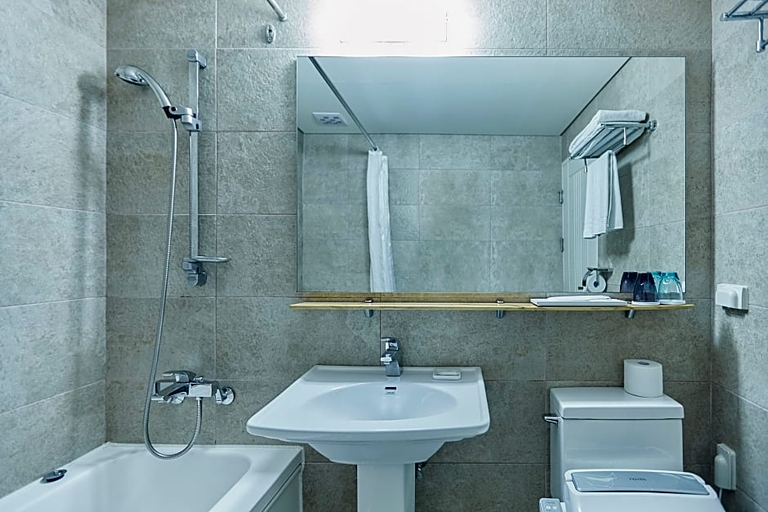 Bathroom 5, TowerHill Hotel, Jung