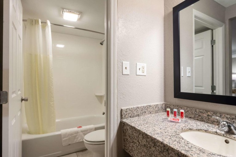 Bathroom 5, Econo Lodge East Ridge, Hamilton