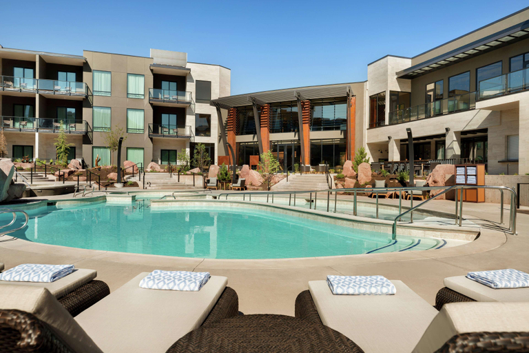 Sport & Beauty 2, Hoodoo Moab Curio Collection By Hilton, Grand
