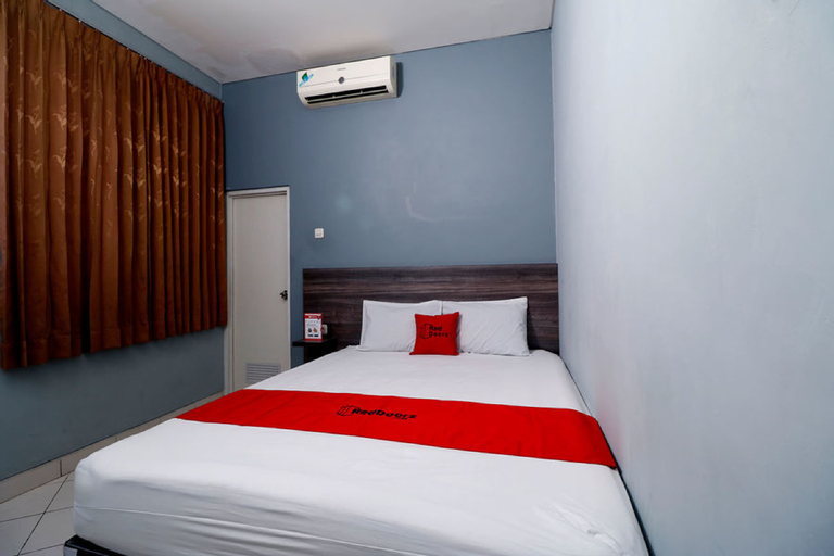 Bedroom 3, RedDoorz Plus near RS Harapan Kita, West Jakarta