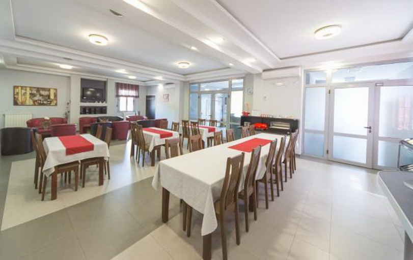 Food & Drinks 5, Hotel Piramida