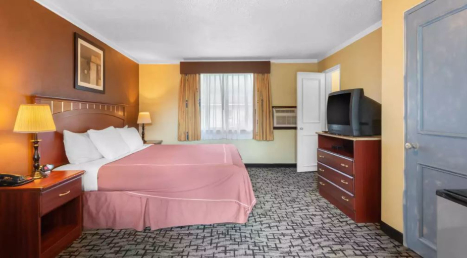 Bedroom 4, Rodeway Inn & Suites Clarence/Buffalo East, Erie