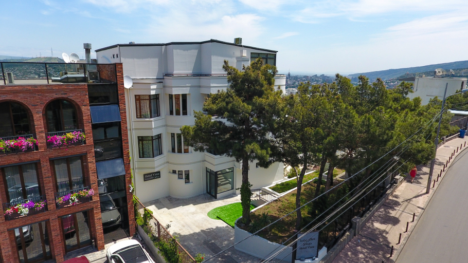 Exterior & Views
