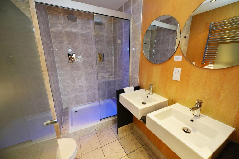 Bathroom 4, Glynhill Hotel, Renfrewshire