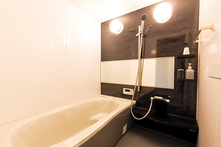 Bathroom 5, Cafe & Hostel Kimi to Ichigo, Osaka