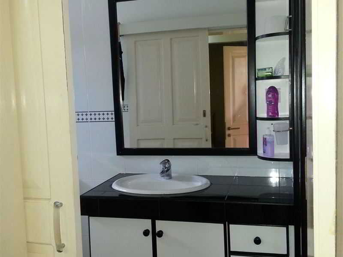 Bathroom 4, KrishAngel Beach Apartment, Black River