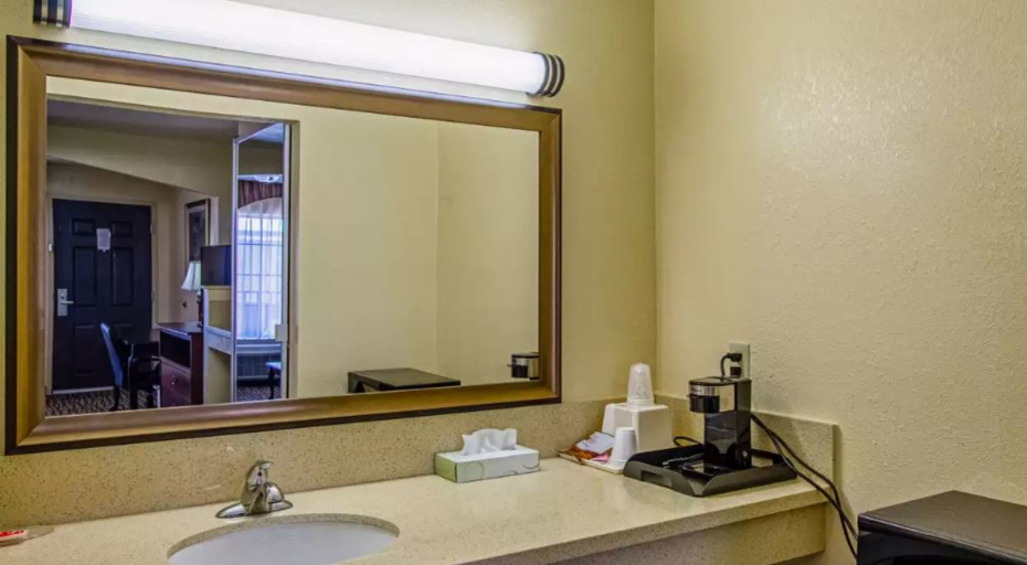 Bathroom 4, Super 8 By Wyndham Jackson Ms, Hinds