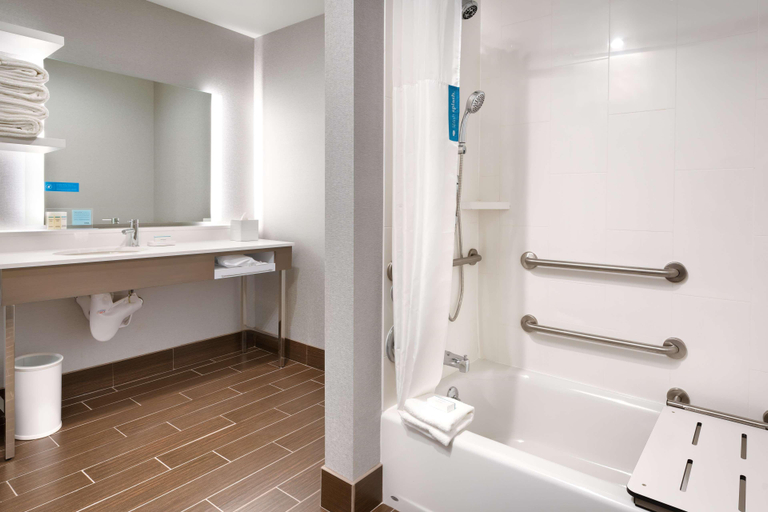Bathroom 4, Hampton Inn & Suites Anaheim Convention Center, Orange