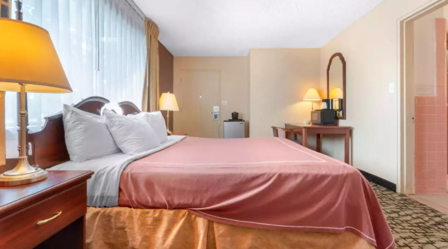Bedroom 2, Rodeway Inn & Suites Clarence/Buffalo East, Erie