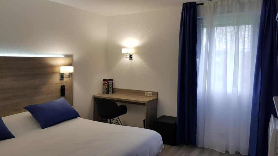 Bedroom 4, Hotel Le Circuit - Le Mans, Sarthe