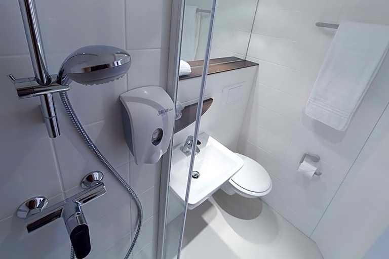 Bathroom 4, Kyriad Direct Arras - Saint Laurent Blangy - Parc, Pas-de-Calais
