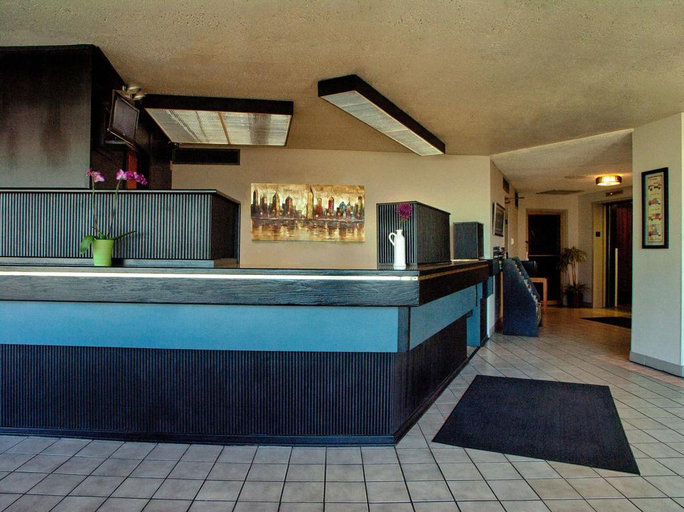 Public Area 3, Inn At The Convention Center, Multnomah