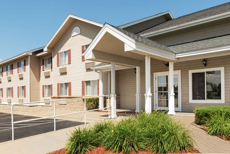 Exterior & Views 3, Country Inn & Suites by Radisson, Northfield, MN, Rice
