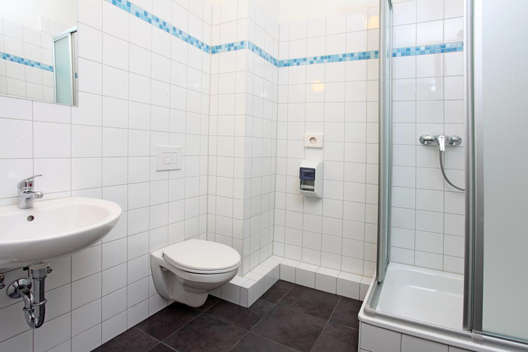 Bathroom 4, Industriepalast Hostel & Hotel, Berlin