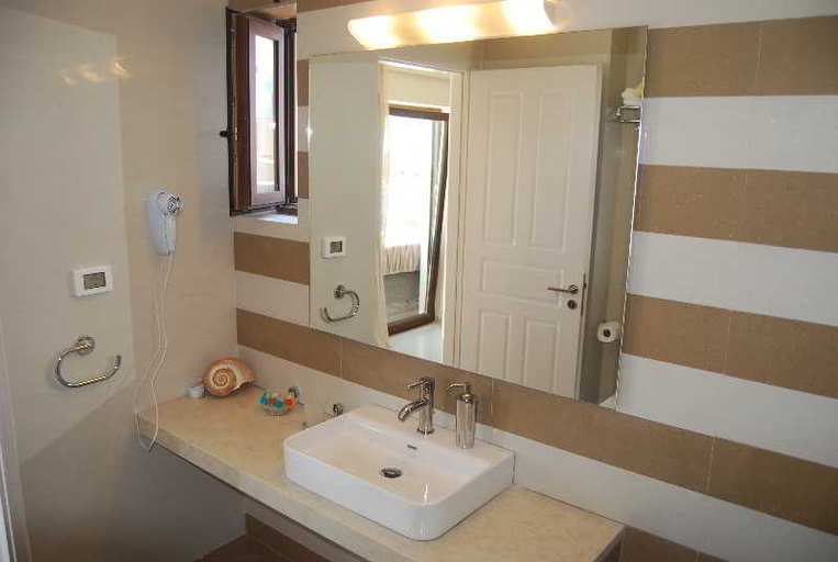 Bathroom 4, Dali, Ionian Islands