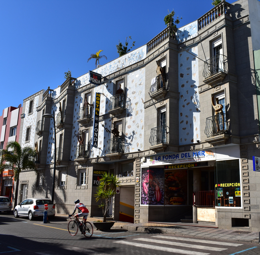 Exterior & Views