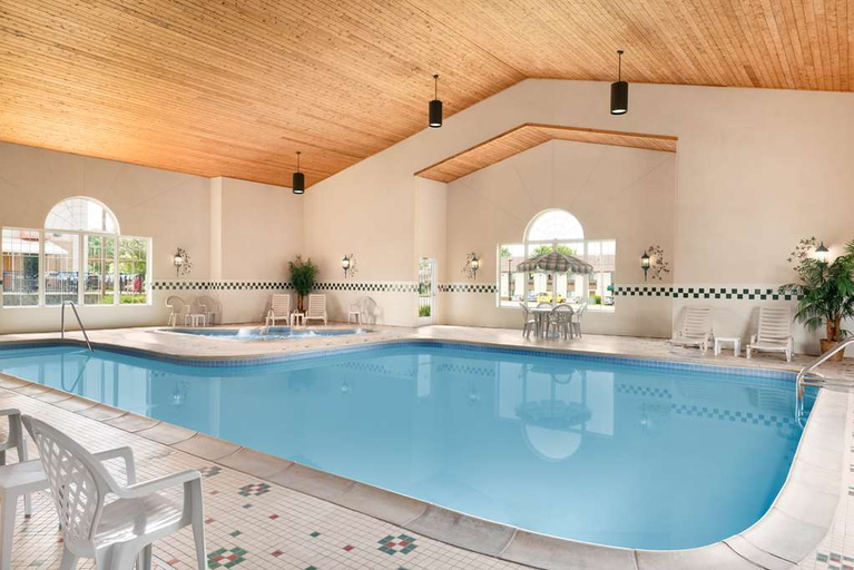 Sport & Beauty 5, Country Inn & Suites Sycamore, De Kalb
