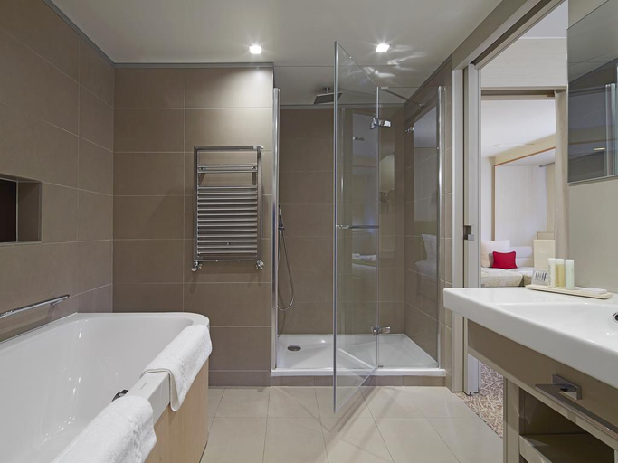 Bathroom 5, Golden Tulip Amnéville - Hotel and Casino, Moselle