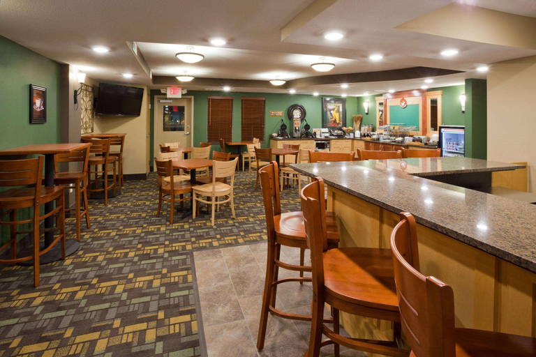 Food & Drinks 5, AmericInn by Wyndham Hawley, Clay
