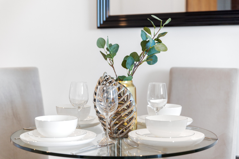 Food & Drinks, Lincoln Plaza One-Bedroom Apartments, London