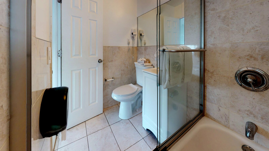 Bathroom 4, Miami Beach International Hostel, Miami-Dade