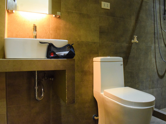 Bathroom 5, RedDoorz @ Grand Apartelle Hernan Cortes Cebu, Mandaue City