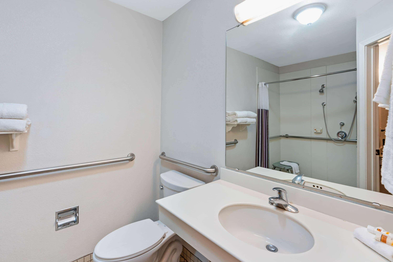 Bathroom 4, La Quinta Inn & Suites by Wyndham Mesa Superstitio, Maricopa