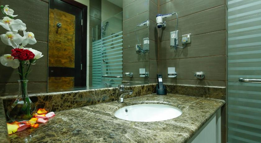 Bathroom, La Castle Hotel, Doha