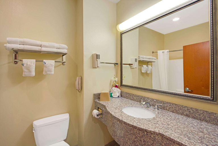 Bathroom, Super 8 by Wyndham Austin/Airport North, Travis