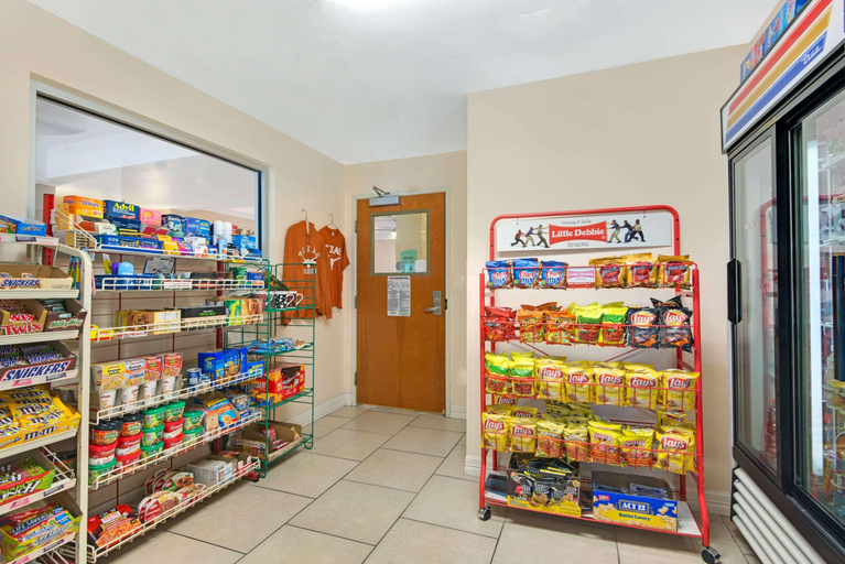 Food & Drinks 5, Super 8 by Wyndham Austin/Airport North, Travis