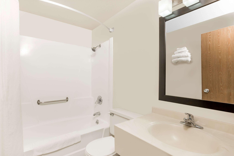 Bathroom, Red Roof Inn Ames, Story