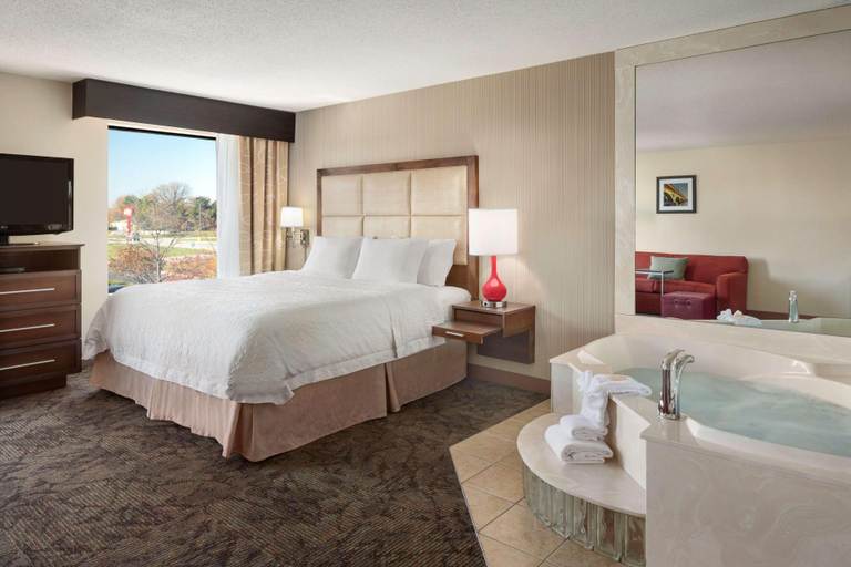 Bedroom 3, Hampton Inn & Suites Detroit/Sterling Heights, Macomb