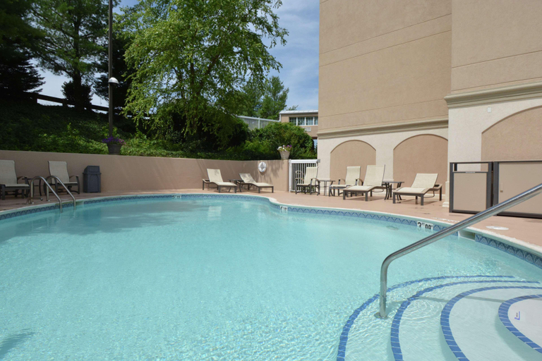 Sport & Beauty, Hampton Inn Salem East-Electric Road, Salem
