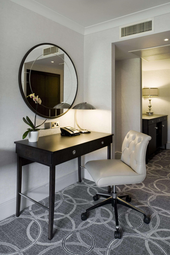 Bedroom 4, DoubleTree by Hilton St. Anne's Manor, Wokingham