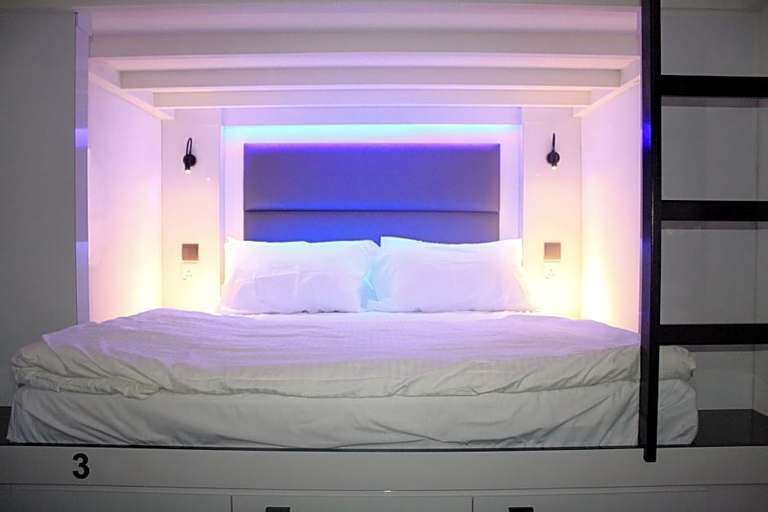 Wink Capsule Hostel @ Chinatownn, Singapore