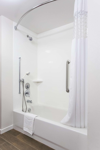 Bathroom 5, Hampton Inn by Hilton Troy, Pike