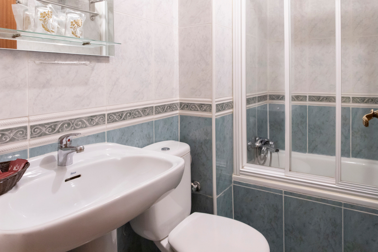 Bathroom 5, Tokio, Madrid