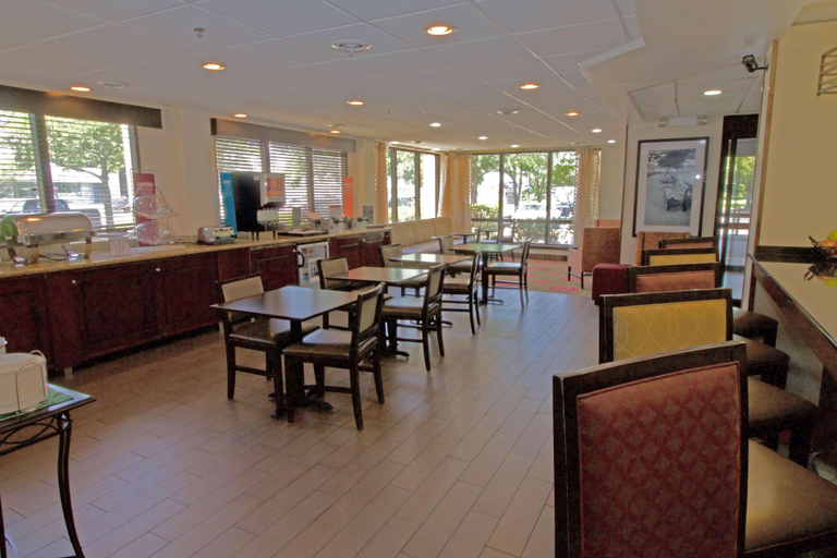 Food & Drinks 5, Hampton Inn Norfolk/Chesapeake (Greenbrier Area), Chesapeake