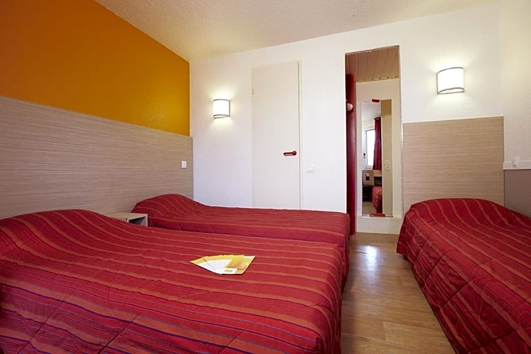 Bedroom 5, Premiere Classe Avignon Courtine, Vaucluse
