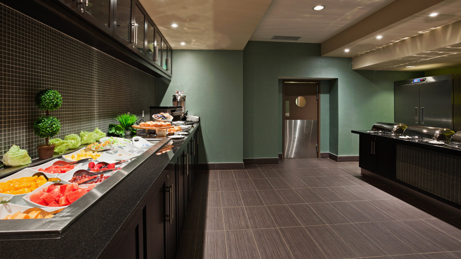 Food & Drinks 5, DoubleTree by Hilton Pointe Claire Montreal Airpor, Montréal