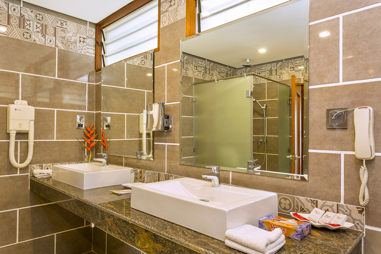 Bathroom 5, Travellers Beach Hotel & Club, Kisauni