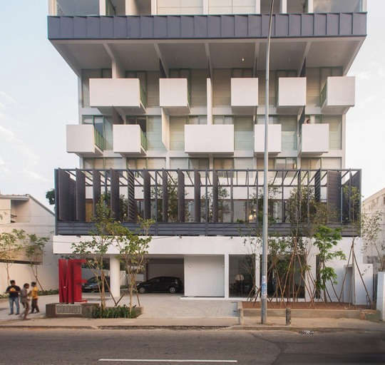 Exterior & Views